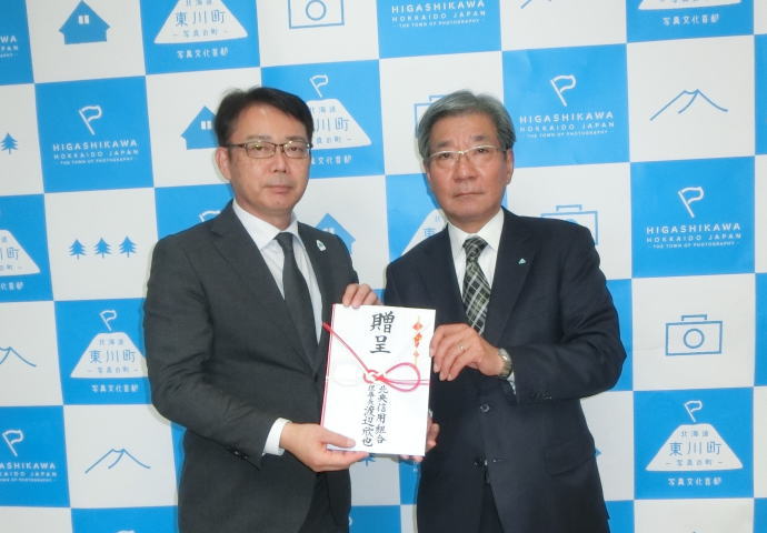 東川町への寄付金贈呈の様子